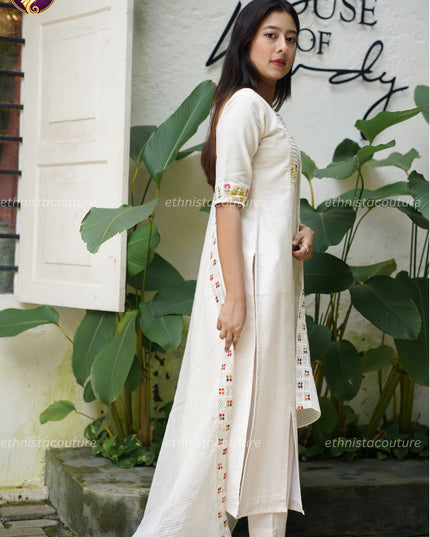 EC142 – Off-White Cotton Flex Slitted Kurti Set with Thread Embroidery & Mul Cotton Dupatta ⭐