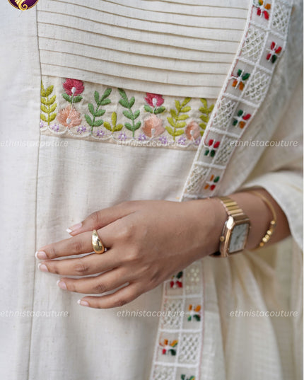 EC142 – Off-White Cotton Flex Slitted Kurti Set with Thread Embroidery & Mul Cotton Dupatta ⭐